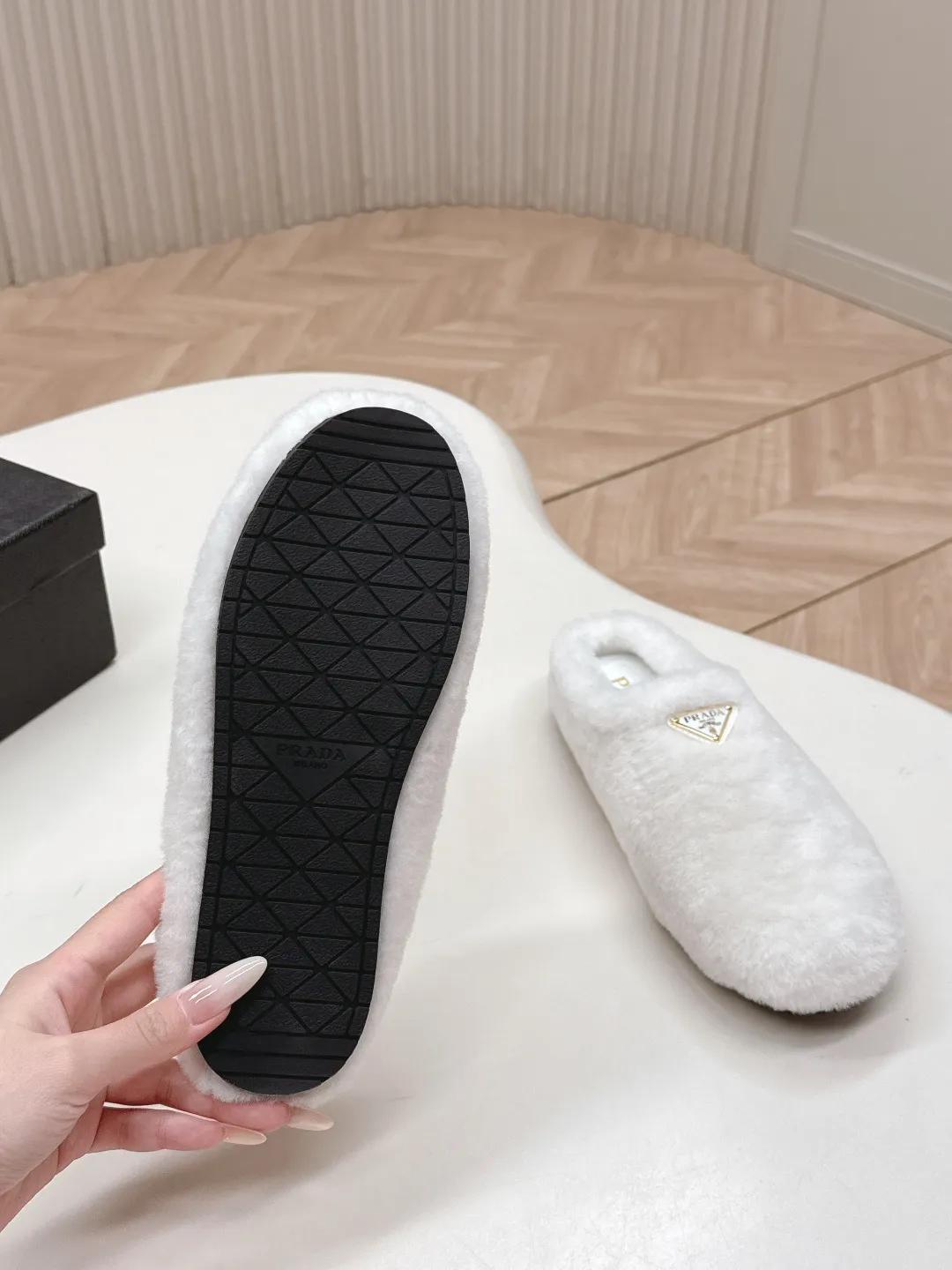 👟👟Ex-factory price 520👟👟 Prada prada25 autumn and winter furry slippers series, half-slip wool slippers, classic triangle buckle, comfortable, cute, cute, fashionable, elegant and versatile, the wool is comfortable and soft, awakening the warmth of autumn and winter. Let you walk comfortably from morning to night. Pair it with socks to easily cope with the changing seasons. Wool, sheep pattern lining, original outsole! 35-40 yards